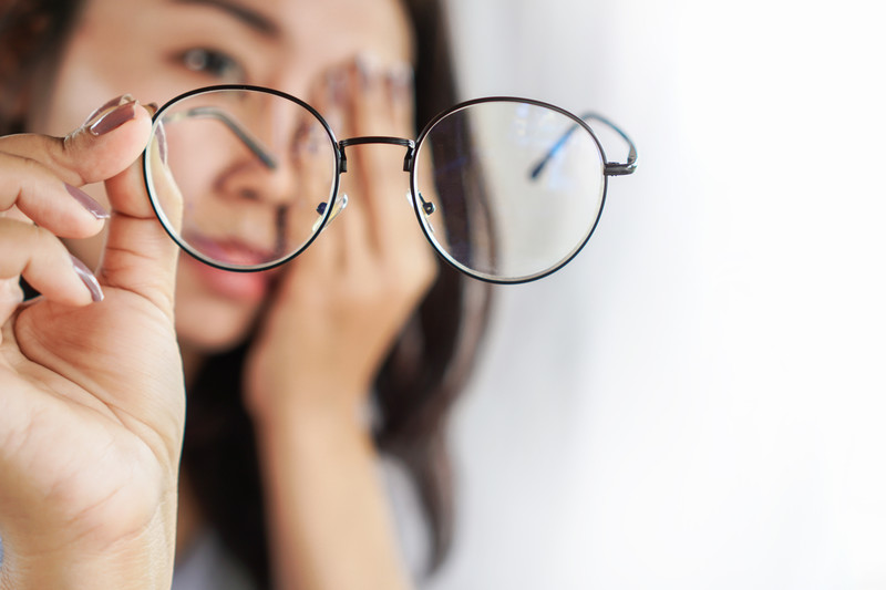眼鏡の鼻あて（鼻パッド）に痛みを感じる原因は？