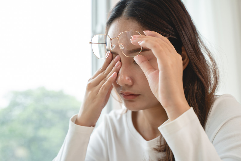 眼鏡の鼻あて（鼻パッド）が痛い原因と対処法。跡・赤みの対策も解説