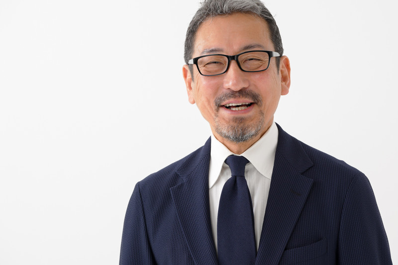 顔が大きい人に似合うメガネとは？ 小顔に見せるフレーム選びのポイントを解説